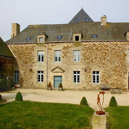 Gite Le Logis - Manoir Le Plessix Madeuc Corseul Экстерьер фото